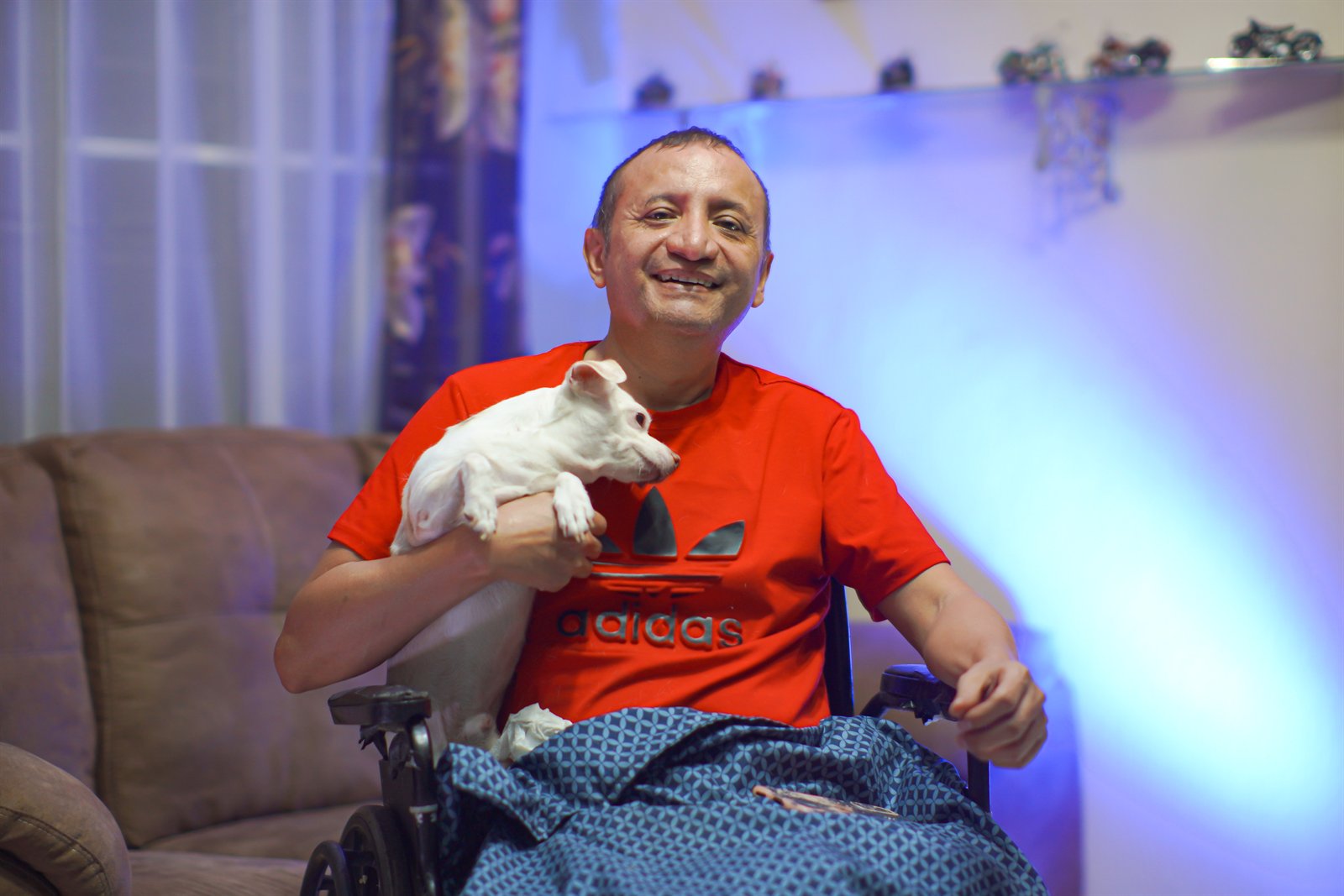Mario Ortiz compartiendo un momento con su mascota
